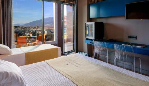 Elegant Triple Room with Mountain View