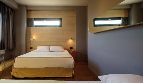 Elegant Triple Room with City View