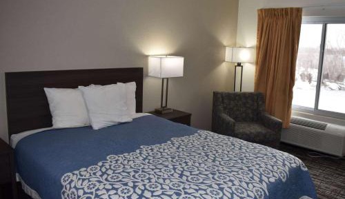 Queen Room with Roll-in Shower - Mobility Access/Non-Smoking