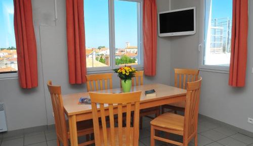 One-Bedroom Apartment with Cabin (6 Adults)