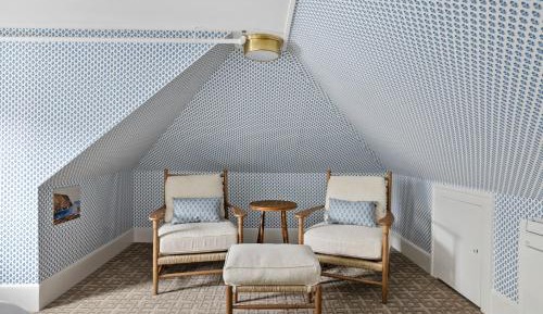 Hackenberg King with Seating Area