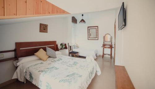 Deluxe Double Room (2 Adults + 1 Child)