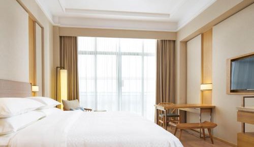 King Room with Golf View-Low Floor