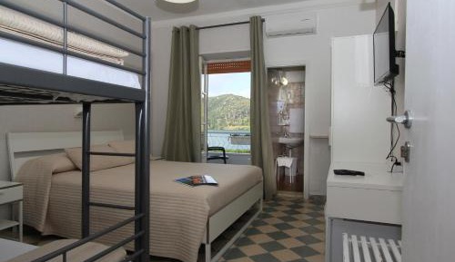 Quadruple Room with Private Bathroom