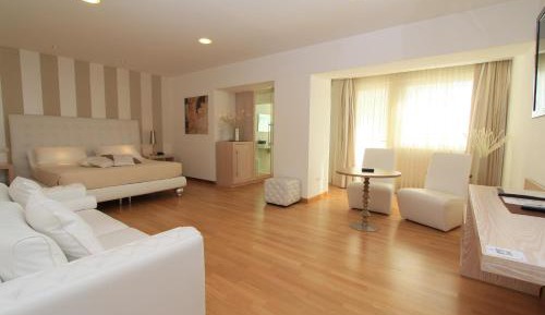 Deluxe Suite with Spa Bath