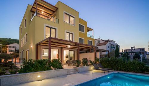 Six-Bedroom Villa 