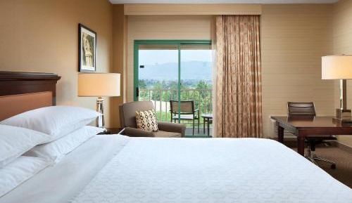 Club level, Guest room, 1 King, High floor, Balcony
