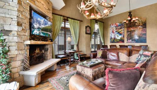 Apartment with Mountain View