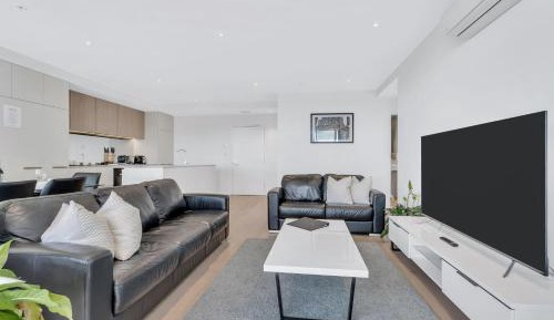 Platinum Sub-Penthouse 3 Bedroom, 2 Bathroom with Panoramic Views