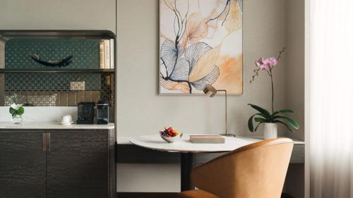 1 King Accessible Club Lounge Access