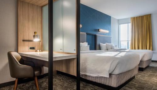 Queen Suite with Mountain View