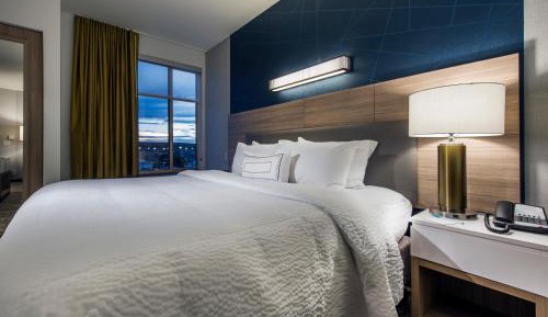 King Suite with Mountain View