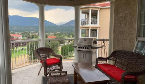 Apartment with Mountain View