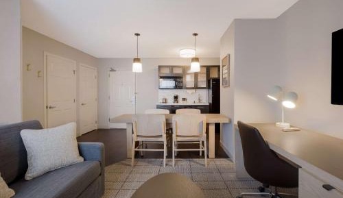 One-Bedroom Queen Suite with Bathtub - Mobility Accessible