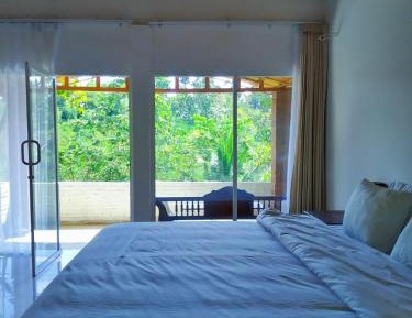 Deluxe Queen Suite