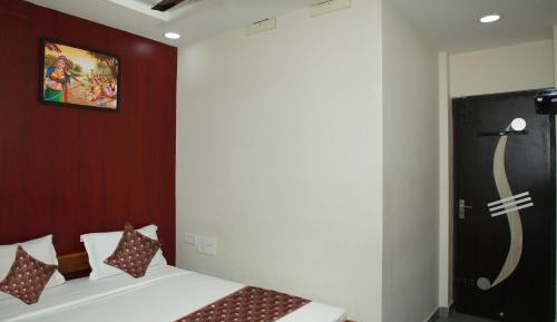Deluxe Room (2 Adults + 1 Child)
