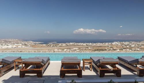 Executive Suite with Sea and Pool View