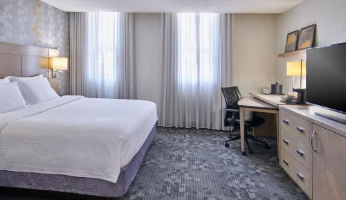 King Room with Adapted Tub - Mobility Accessible