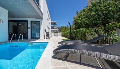 Apartment with Pool View 