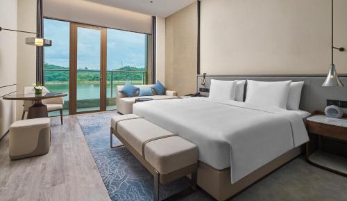 1 King Premium River view Lounge Access