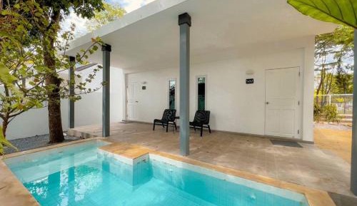 Queen Room with Pool View