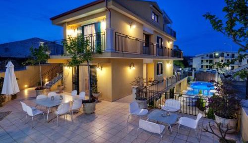 Villa with Garden View