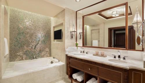 St. Regis Suite, 1 Bedroom Larger Suite, 1 King, River view