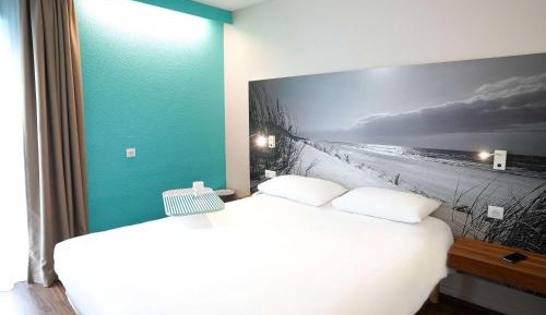 Standard Room with One Double Bed and One Single Bed