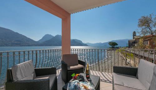 Apartment with Lake View