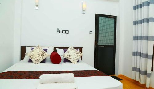 Deluxe Double Room with Side Sea View