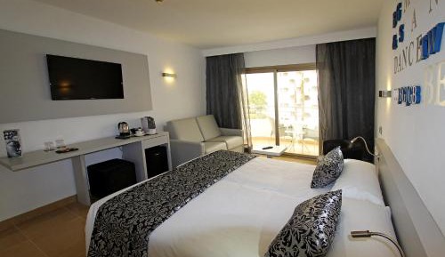 Junior Suite with Spa Access (2 Adults + 1 Child)