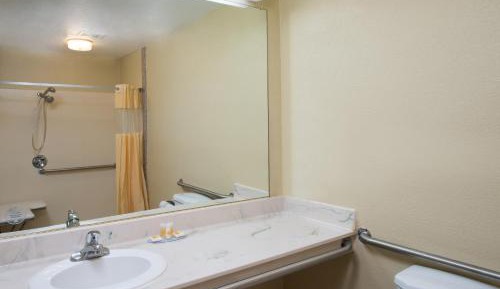 Queen Room with Mobility/Hearing Access - Non-Smoking