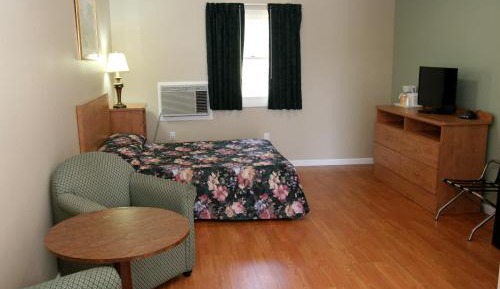 Single Queen Room