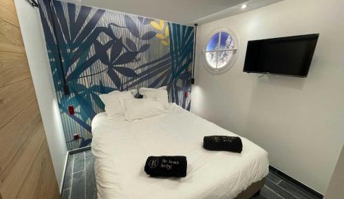 Deluxe One-Bedroom Apartment with City View