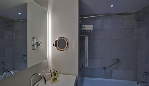 1 King Bed Premium Lounge Access