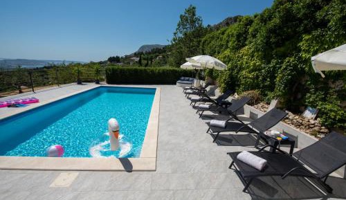 Apartment with Pool View 