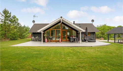 Three-Bedroom Holiday Home 