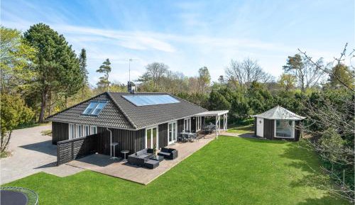 Three-Bedroom Holiday Home 