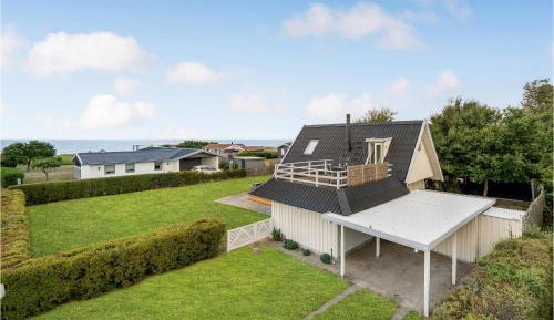 Three-Bedroom Holiday Home 