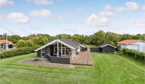 Three-Bedroom Holiday Home 