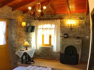 Deluxe Double Room (2 Adults + 1 Child)