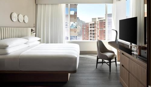 Guest room, 1 King, City view, Corner room