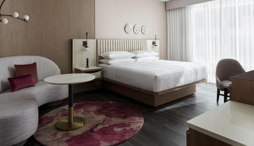 1 Bedroom Suite, 1 King, Sofa bed, City view, Corner room