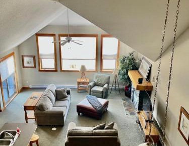 Apartment with Mountain View