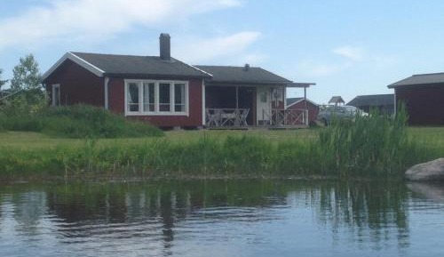 Three-Bedroom House with Lake View