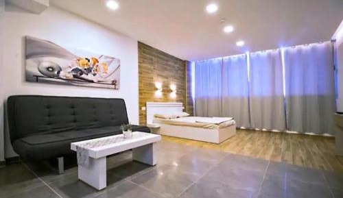 Deluxe Queen Studio 