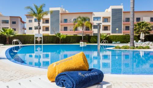 Apartment with Pool View 