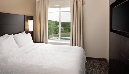 King Studio with Sofa Bed and Adapted Tub - Mobility Accessible