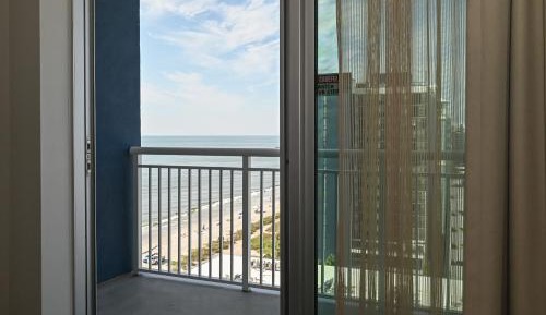 King Studio with Balcony and Partial Ocean View - Hearing Accessible