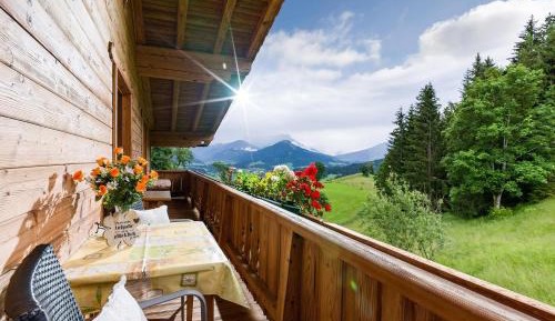 Three-Bedroom Apartment with Shower